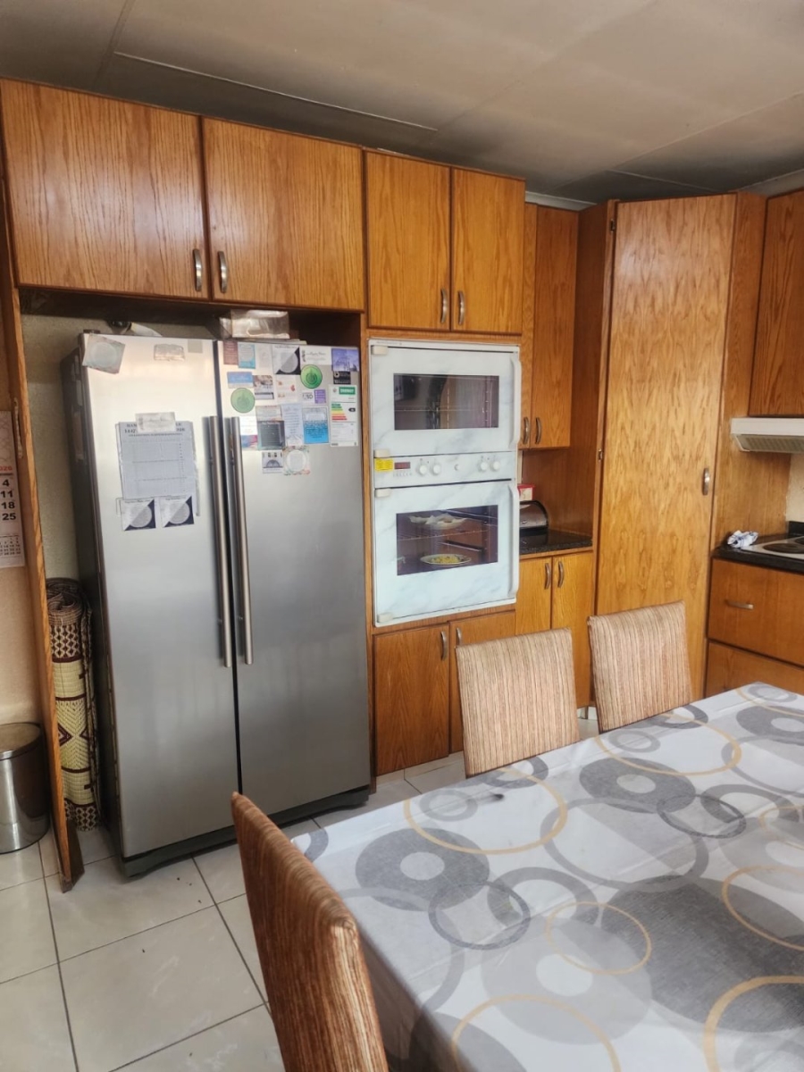 6 Bedroom Property for Sale in Manzil Park North West